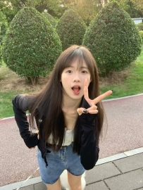 柳橙 160.C+.20歲  活潑學生妹 氣氛超好不冷場 臉蛋優 身材上等 腿長翹臀腿控必點