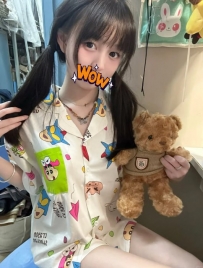 安菲 155.42.B.19歲   文化大学在校学生妹，小隻乖巧，娇羞少女初体验 无毛嫩鲍很好