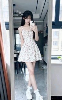 甜心  156cm / 48kg / Ccup    青春洋溢，笑容陽光有朝氣。  對生活充滿好奇，氣質自