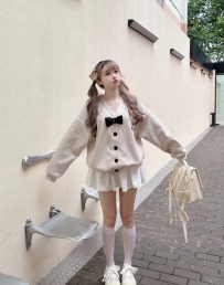 阿辰 164cm 49kg B 24岁    相信那個人會在某個午後出現 帶著風 帶著光 也帶她去看不