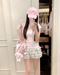 語琳 160cm  46kg  C奶 20歲    小巧玲瓏，外表甜美，內心卻妖豔，懂得用微笑迷惑男人