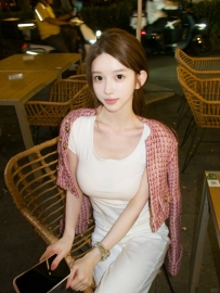 平平 160 45kg C+ 25歲    舉手投足之間 都藏不住那份完美線條 細腰撐起高挑氣勢