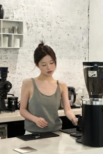 #臺中學生妹 動作優雅又細膩指尖沾上微熱的咖啡香  笑容甜美 眼神裡藏著一絲壞心思