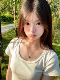 麻麻  159   44  C  19歲  娃娃音超級甜 水靈大眼睛  身材嬌小纖細 像一隻有活力