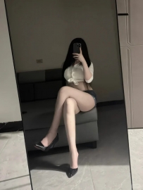 雨薇 164cm E 49kg 23歲  御姐小妖精 🔥  外貌端莊，講話卻特別勾人  眼神魅惑，床上