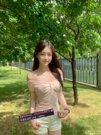 小寧 157.43kg.C奶.18歲  小寧是學生，身形嬌小玲瓏。她的乳房細膩柔嫩，呈現出可愛誘