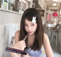 芷寧 160cm.C奶.46kg.19歲   清新麗質、楚腰蠐領、膚白清秀，笑起來像是你鄰家的小甜