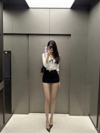 秒姍 166 47kg C+ 24歲 高跟鞋敲擊地板的每一步都像在提醒你我在這裡  襯衫微微解開領