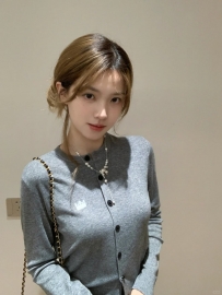 【楨珊】161 45KG C 21歲  笑得清純 卻讓人心裡亂跳  眼神裡藏著一點小壞 讓人忍不住