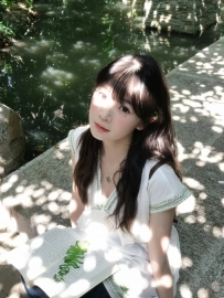 小丁  159 43kg C 21歲  乖乖坐著卻忍不住散發甜甜的魅力