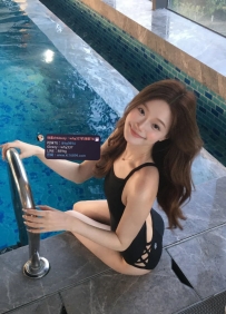 菲菲 163cm  B+奶  43kg  23歲  她站在泳池邊，濕髮黏在臉頰，眼神純真得像初戀少女，