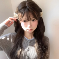 #可愛學生妹  思思 157cm/44kg/Bcup/20歲  簡介：#鄰家女孩 可愛的臉蛋 嬌小的身軀