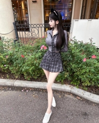小呆 162 43kg Ccup 21歲    短裙坐下時往上掀 雪白大腿幾乎藏不住 絲襪邊緣勒得更是