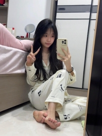 子乔 164cm.46kg.C杯.23岁  身材苗條有料 纤細大長腿 白皙無瑕疵的皮膚  五官清秀气质