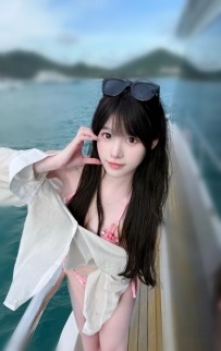 高颜值校花海边比基尼超美！芷涵 160 / 46kg / D杯 / 20岁