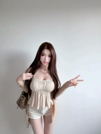 綺麗丨 166cm 48kg E杯    皮膚白 身材比例完美 巨乳手感爆炸 氣質型性感 不是張揚的