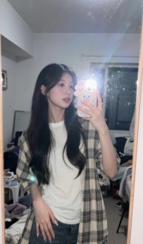 恩恩 159cm 44kg Ccup 21歲    口技出眾 喜歡含著你慢慢舔 KISS 舔胸 變裝 皆可問