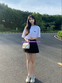 藍藍：158cm/C奶/21歲 骨感 小隻馬 學生妹 #臉蛋清純可愛