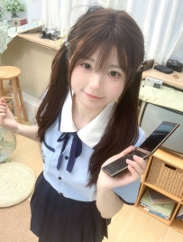 洛莎 160cm/46kg/C/19歲   #小小一隻 特別適合玩 火車便當 喜歡男人從 後面插入 愛撫