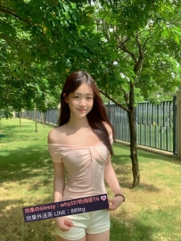 小寧 157.43kg.C奶.20歲 身形嬌小玲瓏。她的乳房細膩柔嫩，呈現出可愛誘人的模樣