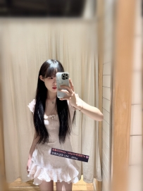 漫漫160/45kg/C/20歲 可愛又帶點俏皮活潑 鄰家女孩的打扮 嬌小的身材加上C奶 讓人看了