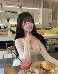 心妮 166/D/23歲   清純臉蛋床上淫蕩 呻吟聲好聽 長腿配合絲襪 緊宅裙 趴在浴室翹著屁