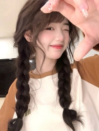 黎靜  158 45kg C 19歲 氣質冷豔型，馬尾高高綁起 健談 服務主動敢玩 清純甜美 口交