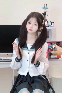 柔妙 155.42.A.19歲  這位認證"合法蘿莉"真是太可愛了！她黑色的長直髮綁著雙馬尾