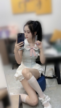 默默 159 42 B 20歲 可愛學生妹妹上線  鄰家女生 很愛笑 在一起完全沒有距離感  喜歡